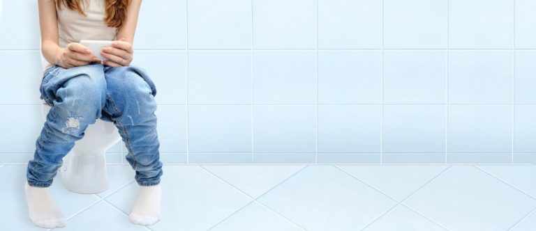 تاخیر در شروع دفع ادرار نشانه چیست؟